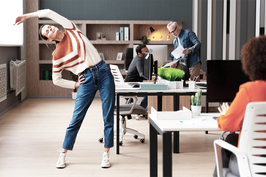 Frau dehnt sich im Büro.
