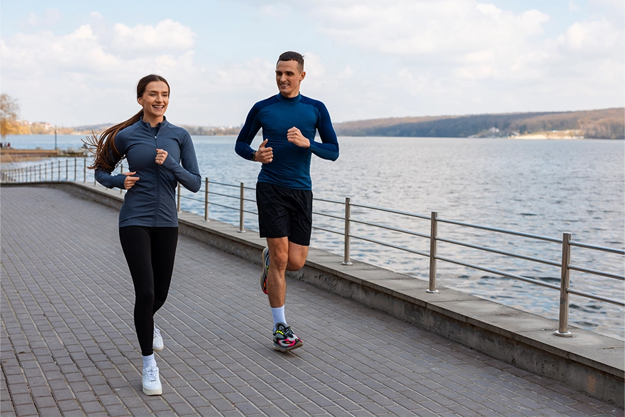 Ganzkörperaufnahme eines Paares, das Workout-Übungen macht