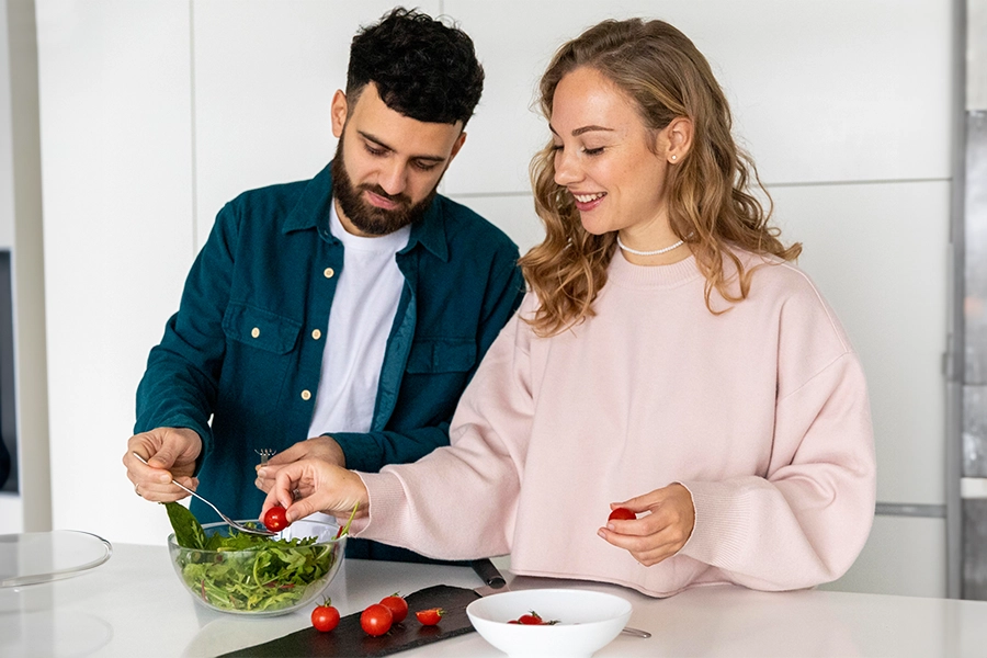 Paar kocht zusammen zu Hause