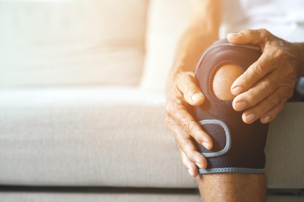 Arthrose ist bei älteren Menschen häufiger. Sie verursacht Knieschmerzen, Schwellungen, Rötungen, Steifheit im Knie und ein knirschendes Geräusch im Knie.